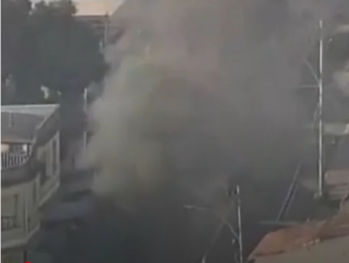 Foto: Criminosos incendeiam barricadas durante a ação da PM, no complexo do Chapadão. Fonte: Redes Sociais. Foto: Criminosos incendeiam barricadas durante a ação da PM, no complexo do Chapadão. Fonte: Redes Sociais.