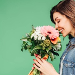 Sentir nostalgia diante de determinados aromas é uma experiência comum compartilhada por muitas pessoas. Esse fenômeno ocorre quando odores evocam lembranças do passado, despertando sensações de conforto, saudade ou bem-estar. O olfato está diretamente conectado ao sistema límbico, parte do cérebro responsável pelas emoções e memórias, o que explica por que certos cheiros conseguem transportar a mente para momentos antigos da vida.