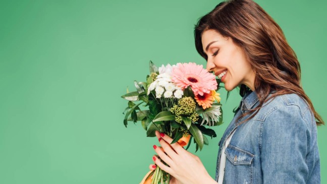 Sentir nostalgia diante de determinados aromas é uma experiência comum compartilhada por muitas pessoas. Esse fenômeno ocorre quando odores evocam lembranças do passado, despertando sensações de conforto, saudade ou bem-estar. O olfato está diretamente conectado ao sistema límbico, parte do cérebro responsável pelas emoções e memórias, o que explica por que certos cheiros conseguem transportar a mente para momentos antigos da vida. Sentir nostalgia diante de determinados aromas é uma experiência comum compartilhada por muitas pessoas. Esse fenômeno ocorre quando odores evocam lembranças do passado, despertando sensações de conforto, saudade ou bem-estar. O olfato está diretamente conectado ao sistema límbico, parte do cérebro responsável pelas emoções e memórias, o que explica por que certos cheiros conseguem transportar a mente para momentos antigos da vida.