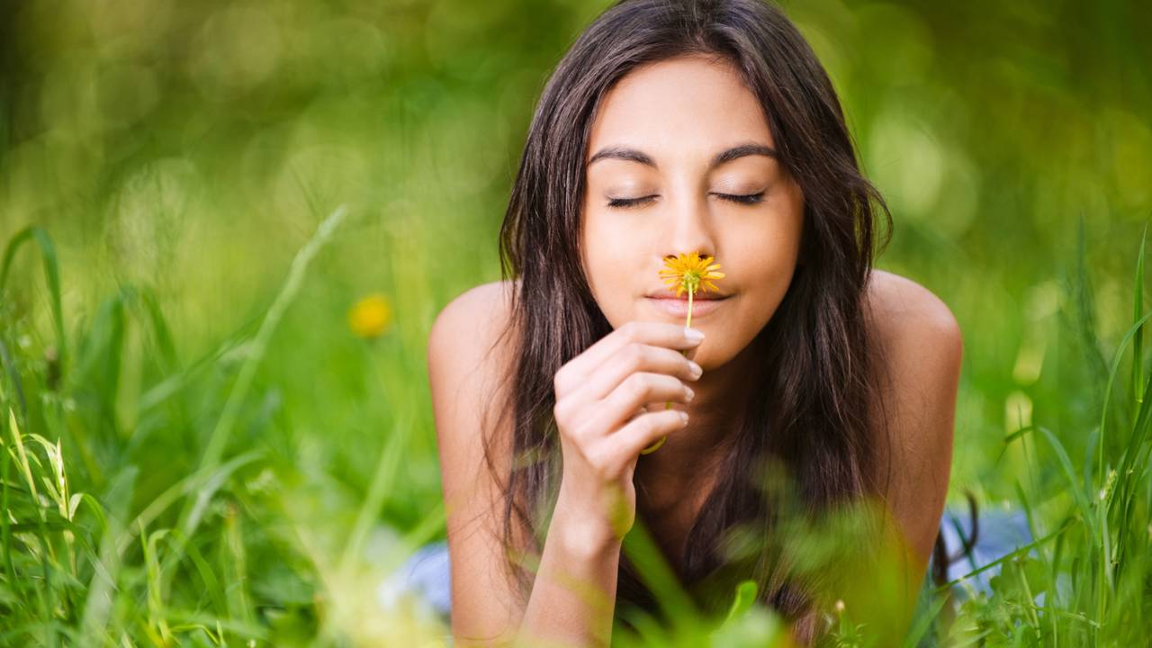 Sentir nostalgia diante de determinados aromas é uma experiência comum compartilhada por muitas pessoas. Esse fenômeno ocorre quando odores evocam lembranças do passado, despertando sensações de conforto, saudade ou bem-estar. O olfato está diretamente conectado ao sistema límbico, parte do cérebro responsável pelas emoções e memórias, o que explica por que certos cheiros conseguem transportar a mente para momentos antigos da vida.