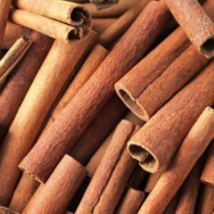 O motivo surpreendente para deixar canela nas janelas de casa