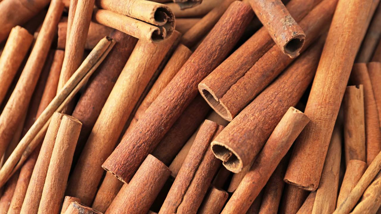 O motivo surpreendente para deixar canela nas janelas de casa