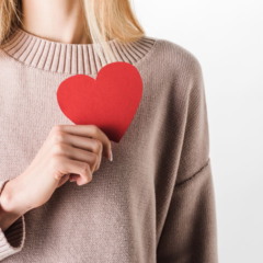 Quando o coração acelera sem motivo aparente, a sensação costuma gerar dúvidas e desconforto