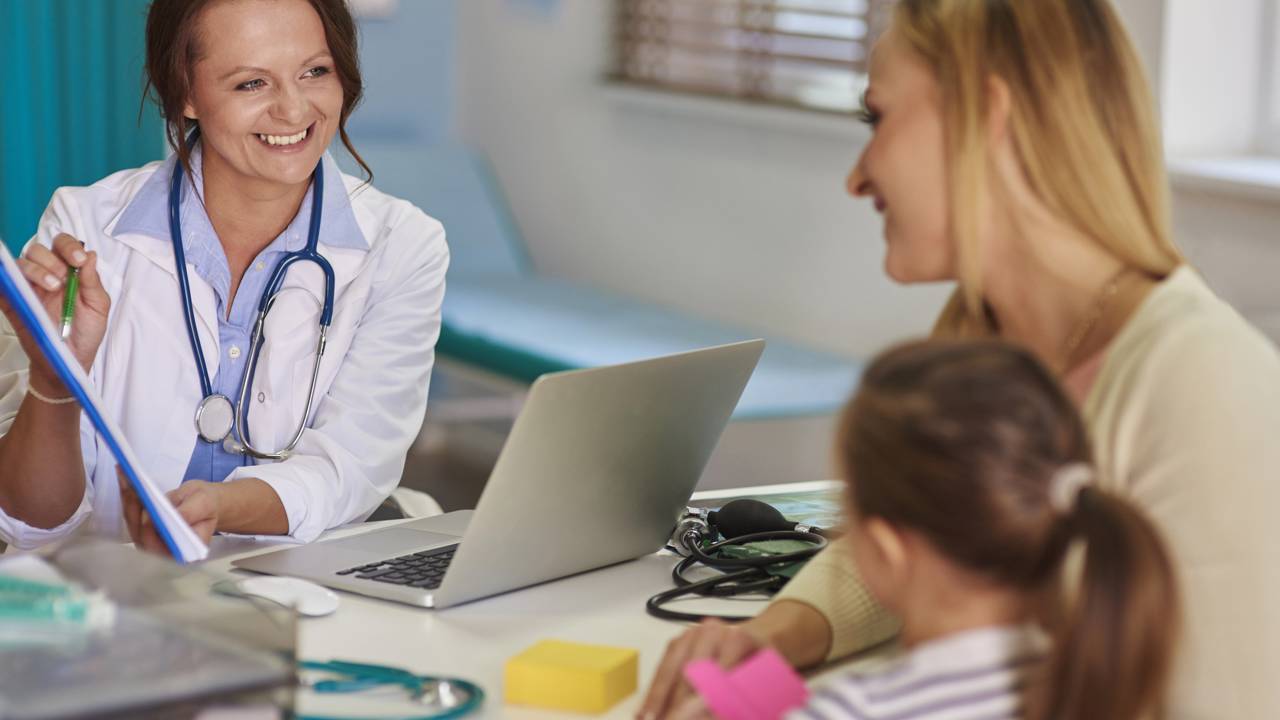 Pediatra em dia ajuda no desenvolvimento e bem-estar infantil