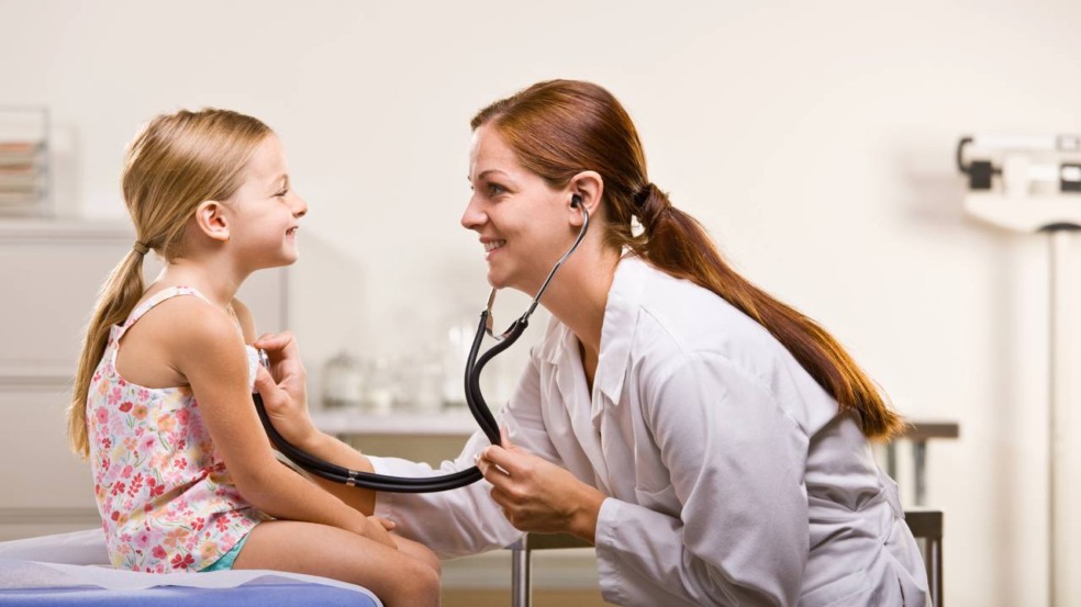 Pediatra em dia ajuda no desenvolvimento e bem-estar infantil Pediatra em dia ajuda no desenvolvimento e bem-estar infantil