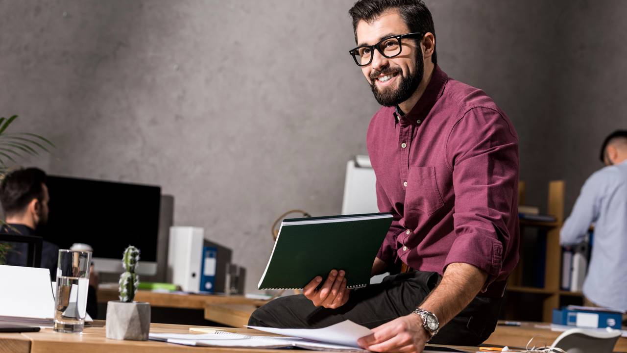 É comum muitos profissionais não perceberem seu próprio potencial criativo no cotidiano do trabalho. A criatividade, frequentemente associada a artistas e inventores, está