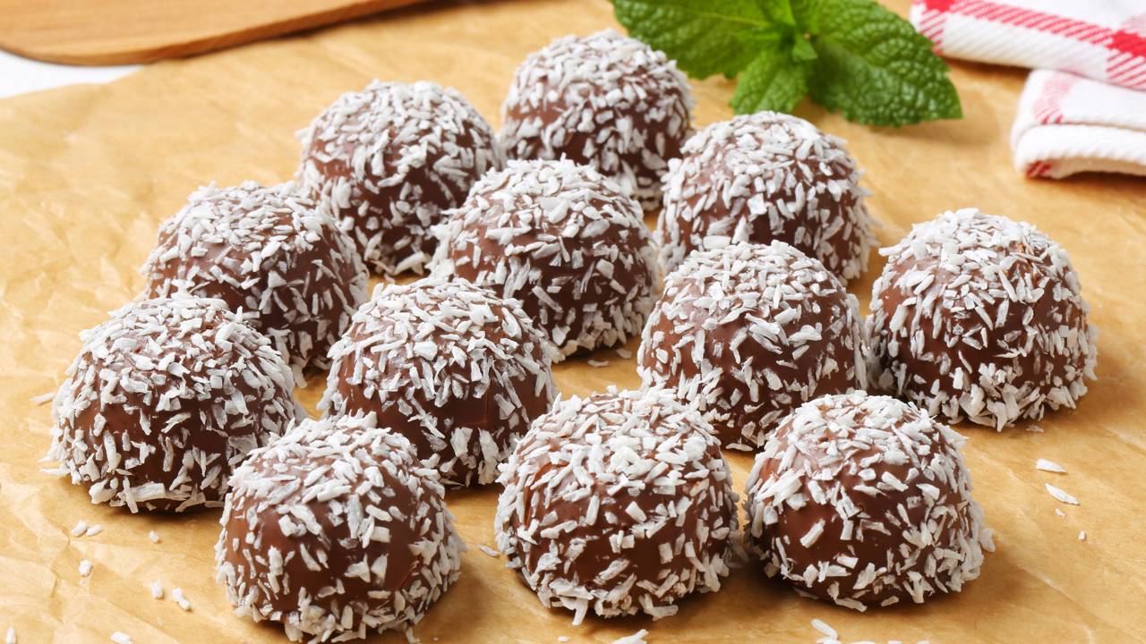 Receita fácil de bolinhas de coco e chocolate para impressionar seus convidados