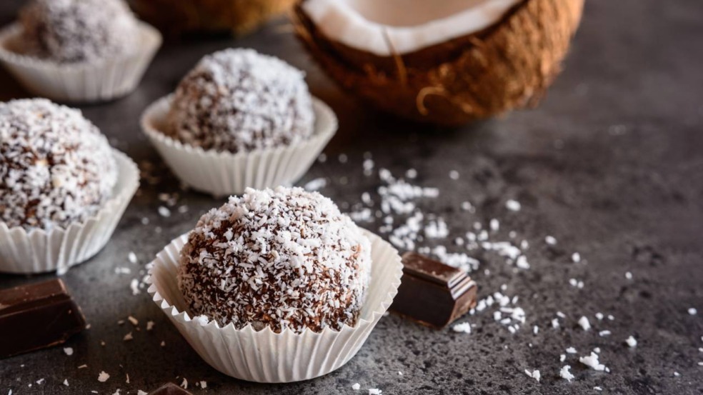Receita fácil de bolinhas de coco e chocolate para impressionar seus convidados Receita fácil de bolinhas de coco e chocolate para impressionar seus convidados