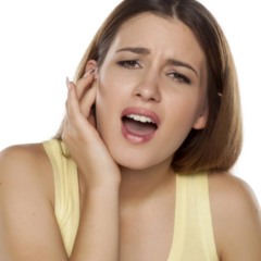 Ouvido apitando do nada? Veja o que pode estar por trás disso