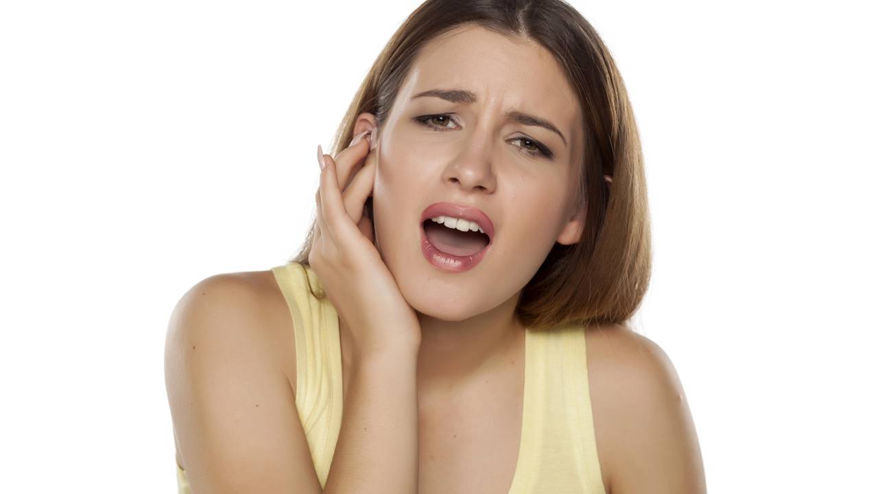 Ouvido apitando do nada? Veja o que pode estar por trás disso