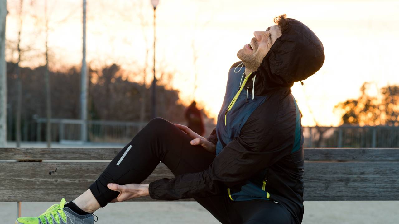 De onde vem a cãibra? Médico explica como ela surge