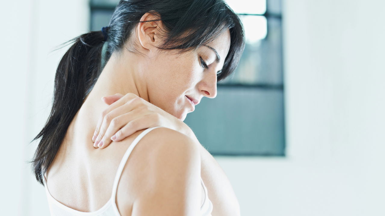 5 exercícios para aliviar a tensão no pescoço e ombros