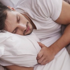 O que significa quando o corpo dá pequenos espasmos ao dormir O que significa quando o corpo dá pequenos espasmos ao dormir