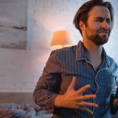 O que significa quando ouvimos o próprio coração à noite O que significa quando ouvimos o próprio coração à noite