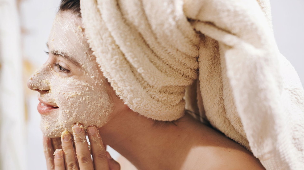 O passo que quase todo mundo esquece na rotina de skincare