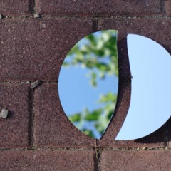 O espelho sempre foi símbolo de energia e proteção, mas o que significa quando se quebra