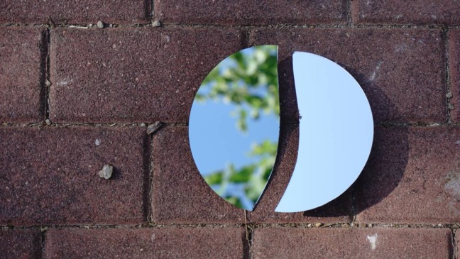 O espelho sempre foi símbolo de energia e proteção, mas o que significa quando se quebra O espelho sempre foi símbolo de energia e proteção, mas o que significa quando se quebra