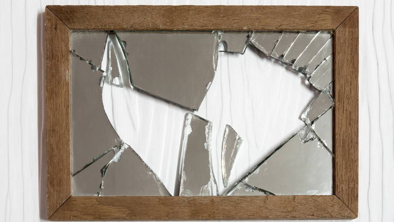 O espelho sempre foi símbolo de energia e proteção, mas o que significa quando se quebra