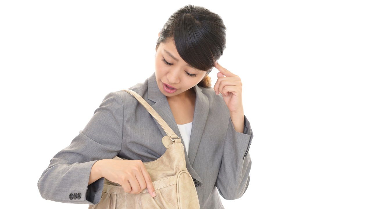 O esquecimento de palavras simples é um fenômeno que pode ocorrer em qualquer idade, tornando-se evidente durante conversas ou ao tentar lembrar termos do cotidiano