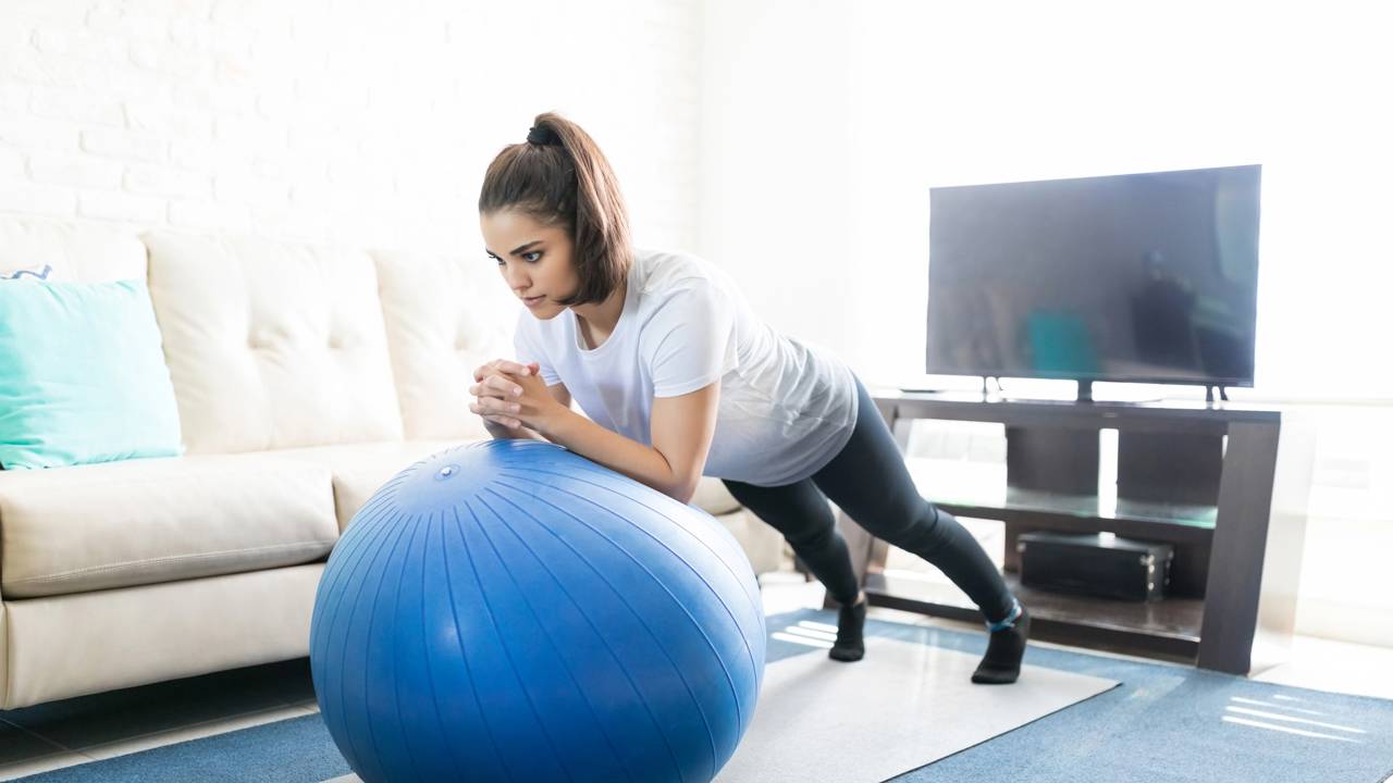 4 exercícios com bola de estabilidade para fortalecer o corpo
