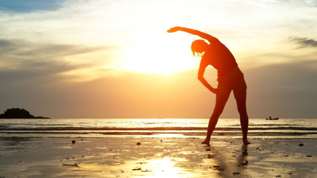 Exercícios na praia que vão transformar seu corpo e mente