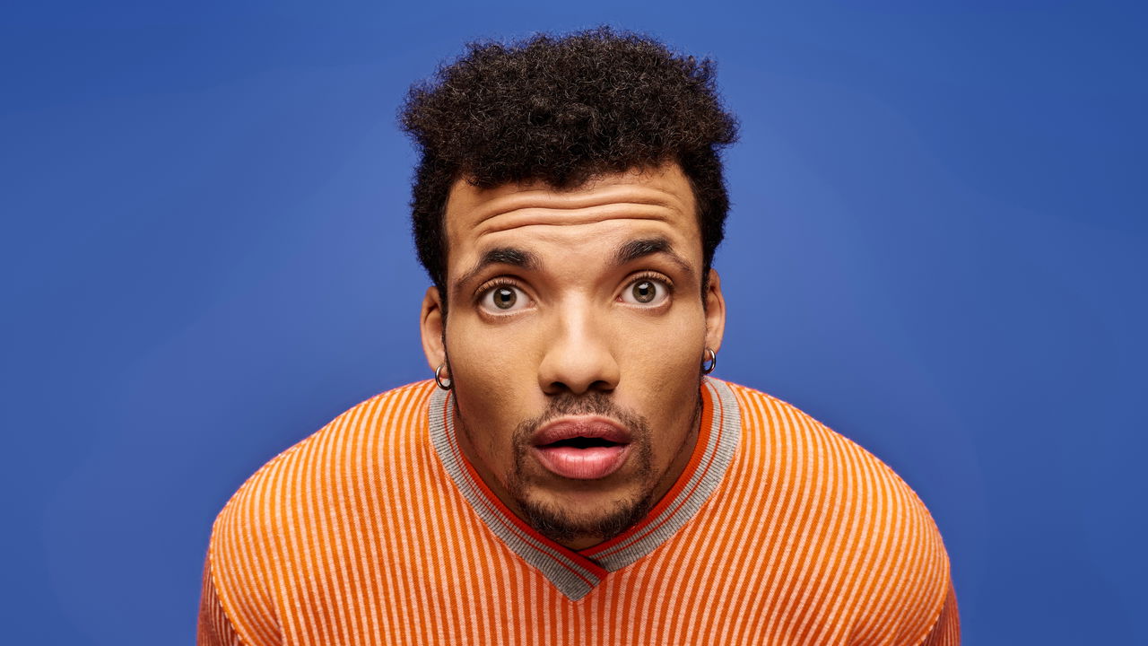 As expressões faciais que mais atraem as pessoas são estudadas há décadas pela psicologia, revelando segredos sobre a comunicação não verbal