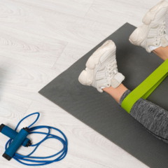 5 exercícios com faixas elásticas para força e flexibilidade