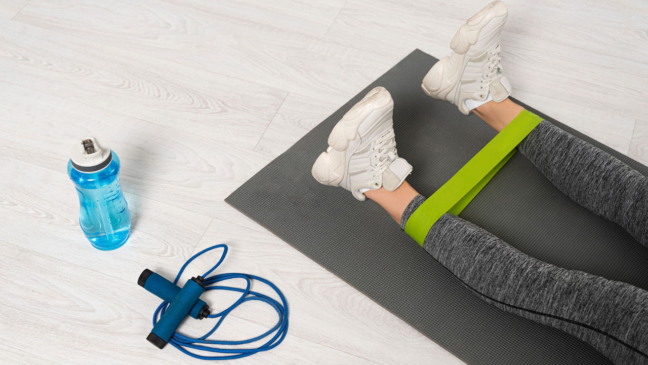 5 exercícios com faixas elásticas para força e flexibilidade