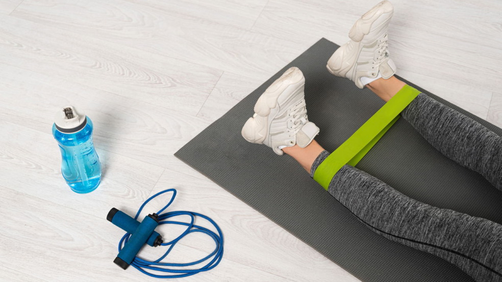 5 exercícios com faixas elásticas para força e flexibilidade