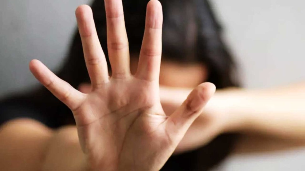 Homem é preso em flagrante em São Gonçalo por matar a ex-companheira e tentar simular a cena do crime. DHNSG investiga o caso como feminicídio Homem é preso em flagrante em São Gonçalo por matar a ex-companheira e tentar simular a cena do crime. DHNSG investiga o caso como feminicídio