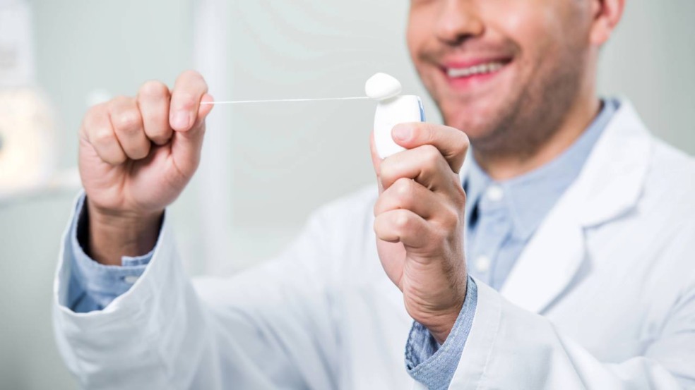 Como o uso do fio dental protege sua boca e melhora sua saúde Como o uso do fio dental protege sua boca e melhora sua saúde