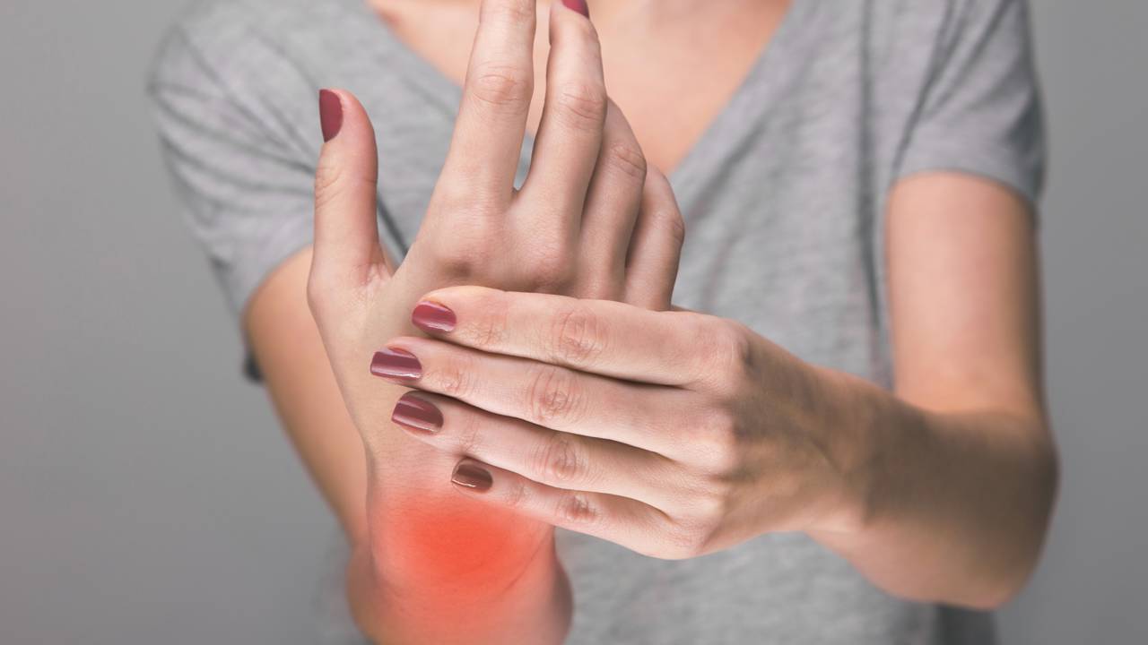 Sentir formigamento nas mãos pode gerar dúvidas e preocupação para quem experimenta esse sintoma. Segundo especialistas, o fenômeno é chamado