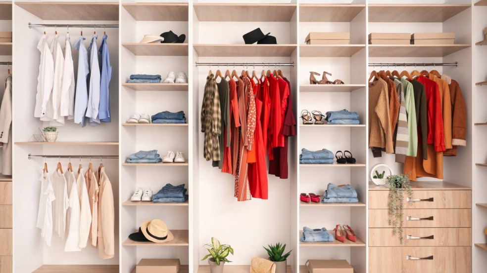O segredo para um guarda-roupa funcional e sem bagunça O segredo para um guarda-roupa funcional e sem bagunça