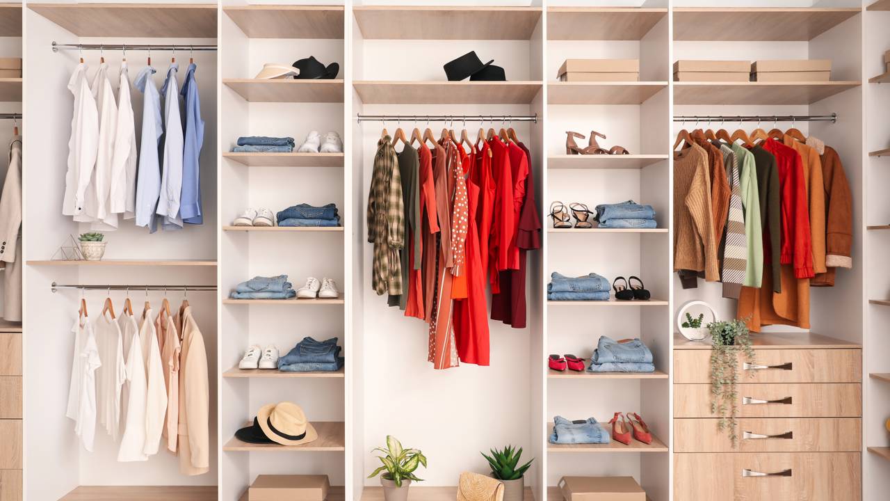 O segredo para um guarda-roupa funcional e sem bagunça