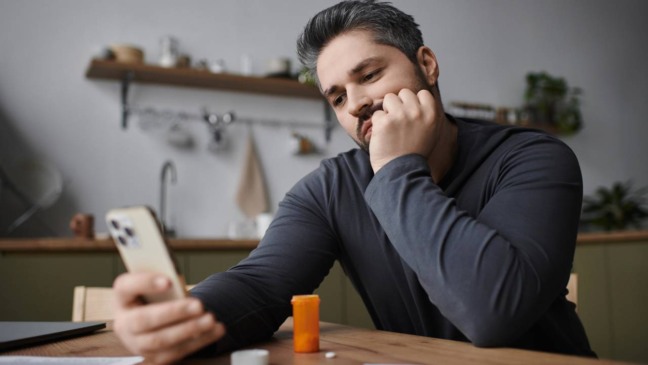 Já deitou cansado, mas sentiu a cabeça girar de pensamentos sem fim?