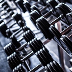 3 exercícios com halteres para força e definição muscular