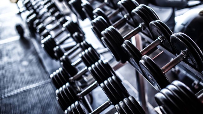 3 exercícios com halteres para força e definição muscular