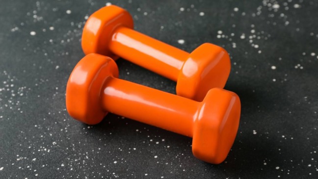 Os 3 melhores treinos com halteres para o corpo todo Os 3 melhores treinos com halteres para o corpo todo