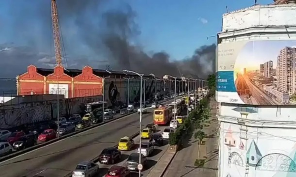Incêndio atinge barracões de escolas de samba no Rio de Janeiro e destrói alegorias Incêndio atinge barracões de escolas de samba no Rio de Janeiro e destrói alegorias