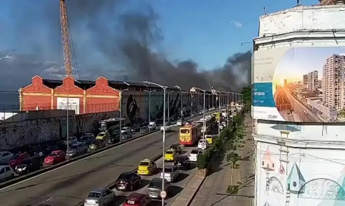 Incêndio atinge barracões de escolas de samba no Rio de Janeiro e destrói alegorias Incêndio atinge barracões de escolas de samba no Rio de Janeiro e destrói alegorias