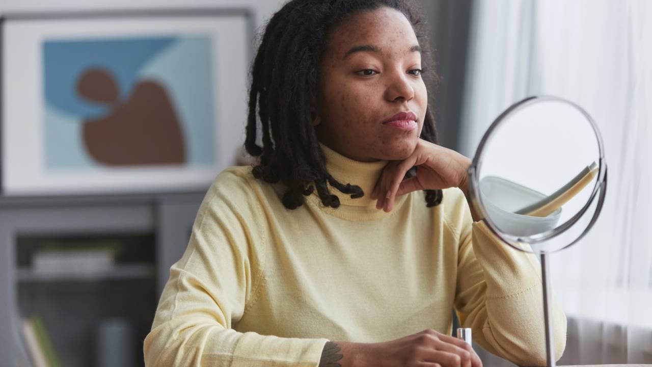 Insegurança pode se manifestar de maneiras rápidas e discretas, comprometendo relações profissionais e pessoais