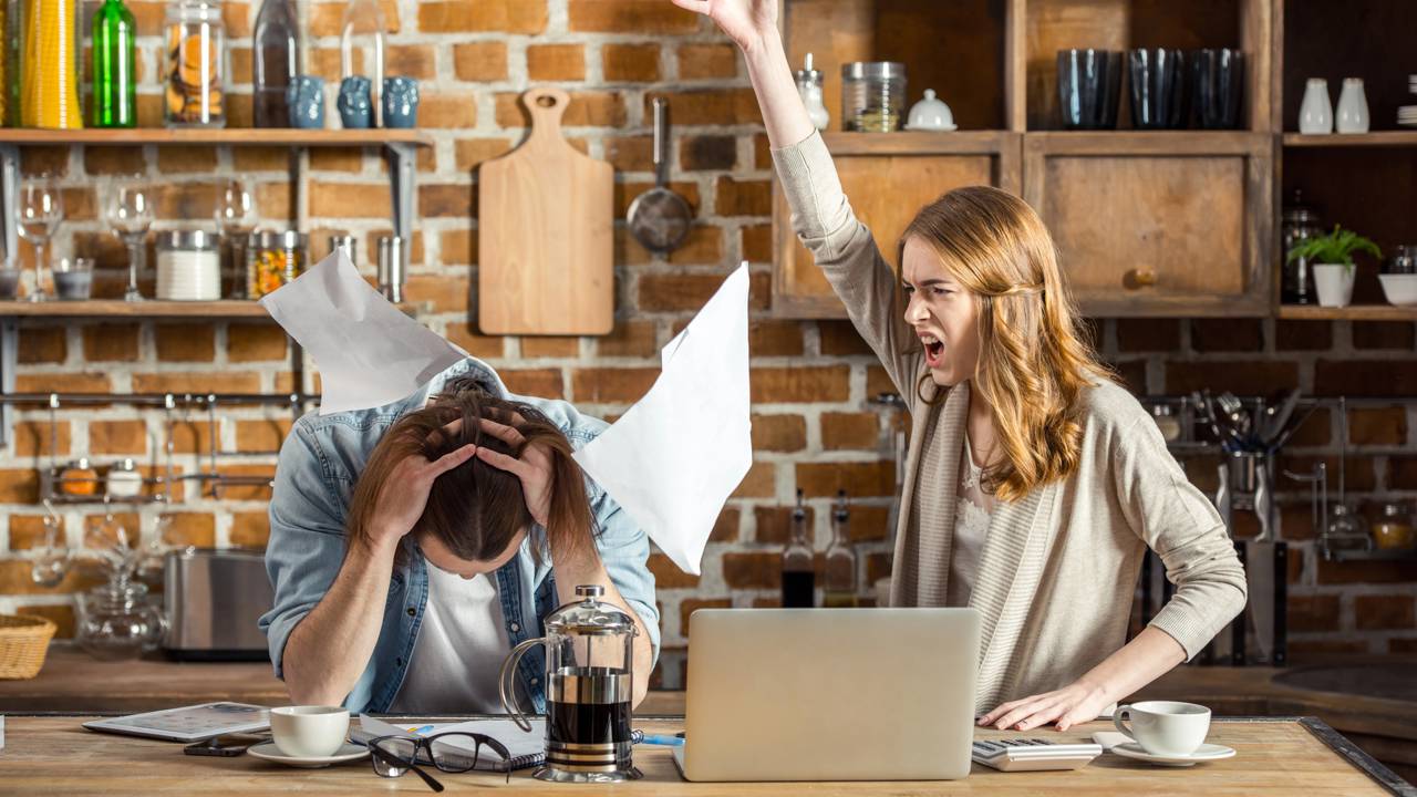 Em determinados momentos, muitas pessoas relatam sentir-se facilmente irritar, mesmo diante de situações comuns do dia a dia. Esse sentimento, segundo a ciência, pode ser resultado de uma combinação de fatores fisiológicos, psicológicos e ambientais, impactando relações interpessoais e produtividade diária.