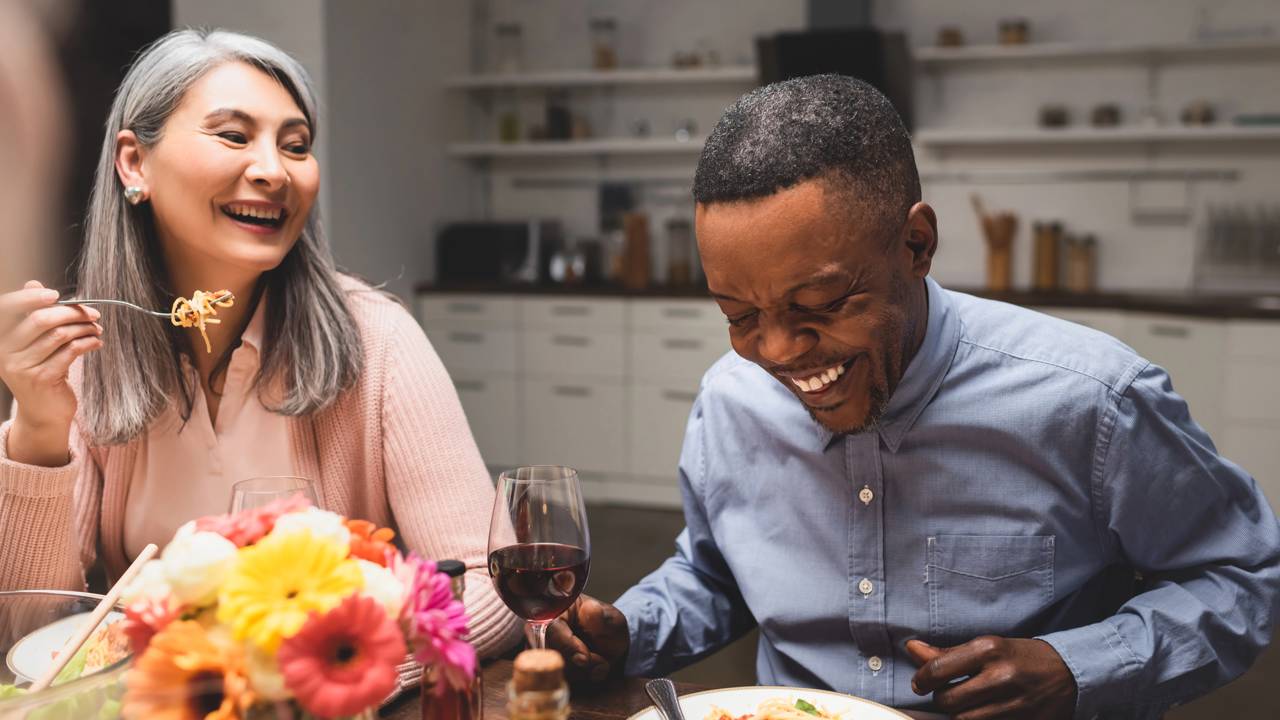 Saiba como o horário do jantar afeta sua saúde e longevidade
