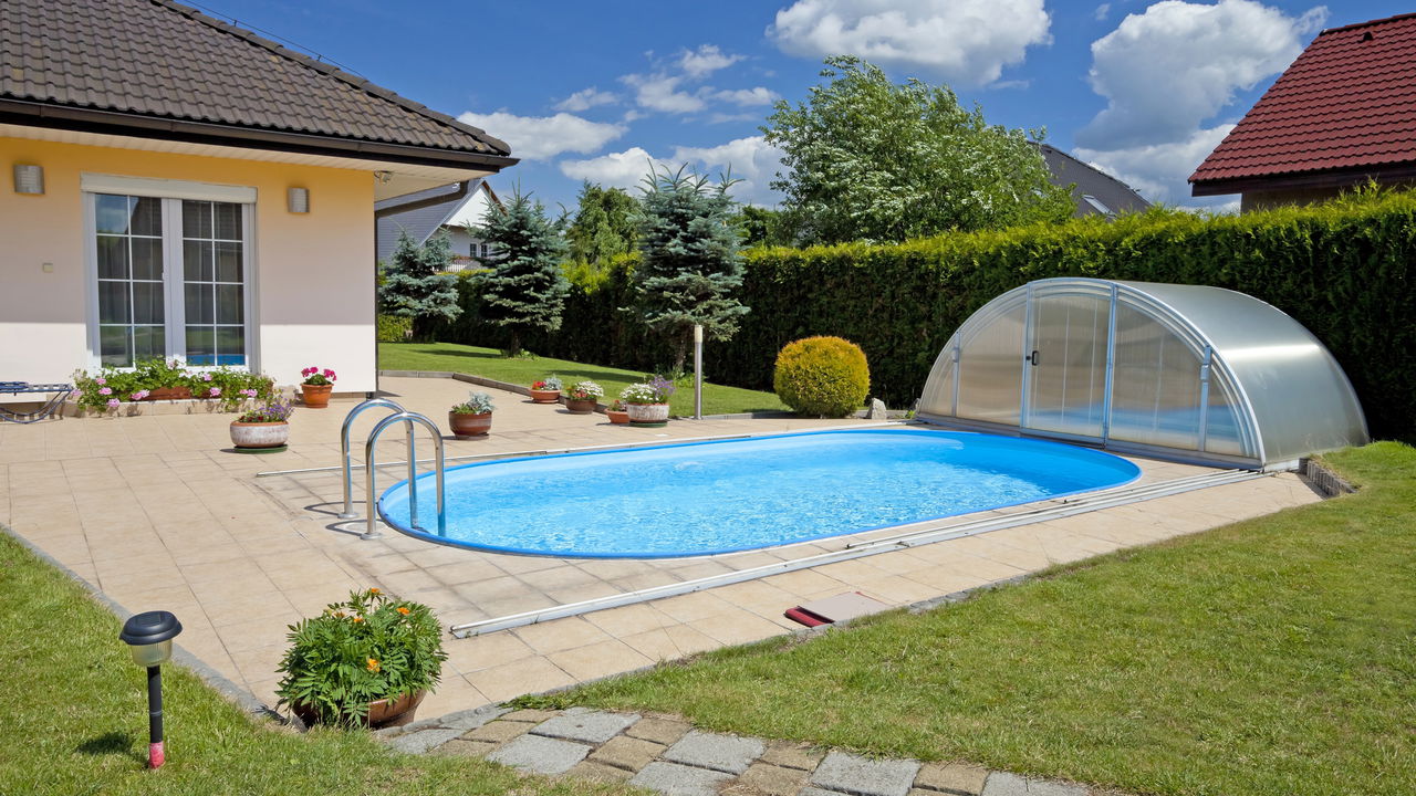 Como decidir se ter piscina em casa é a escolha certa