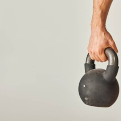 4 exercícios com kettlebell que mudam seu corpo