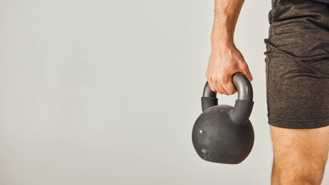 4 exercícios com kettlebell que mudam seu corpo