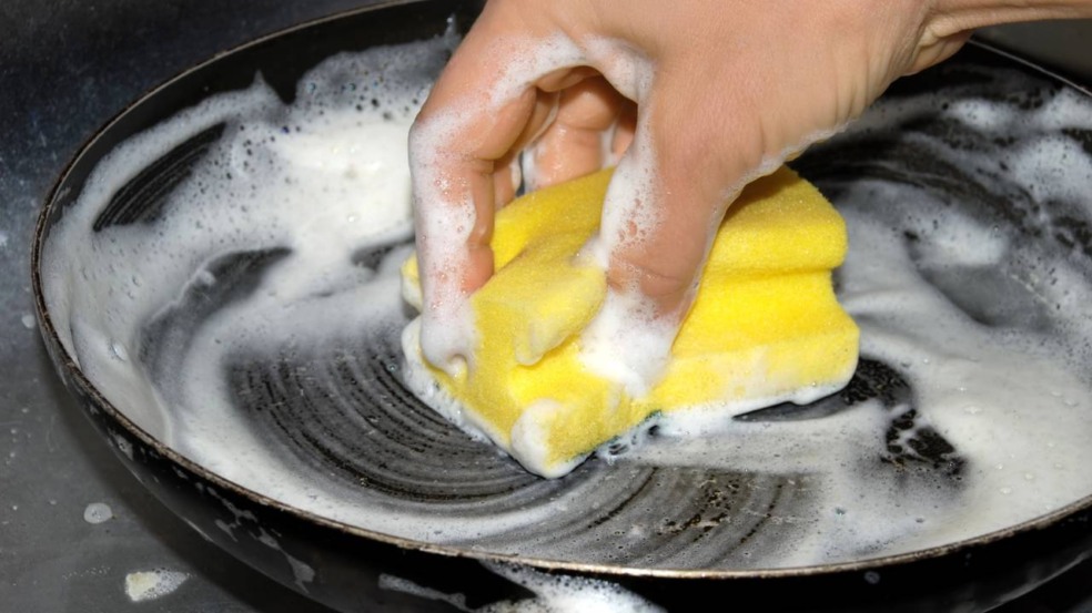 A escolha da esponja muda tudo na limpeza da cozinha A escolha da esponja muda tudo na limpeza da cozinha