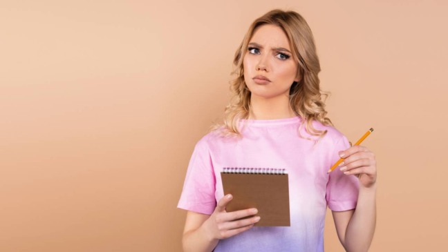 O esquecimento repentino do que ia falar é uma experiência comum e pode acontecer com qualquer pessoa, seja em conversas informais ou situações profissionais.