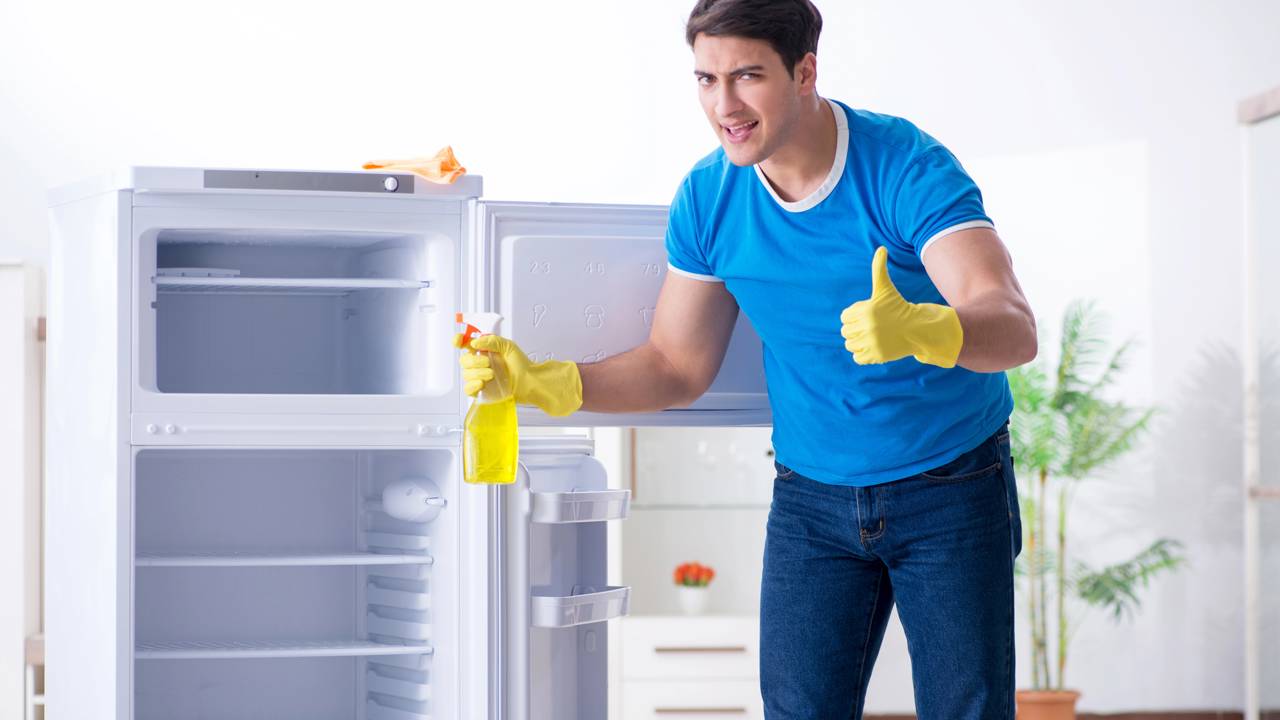 Truque com bicarbonato que elimina o cheiro da geladeira de forma natural