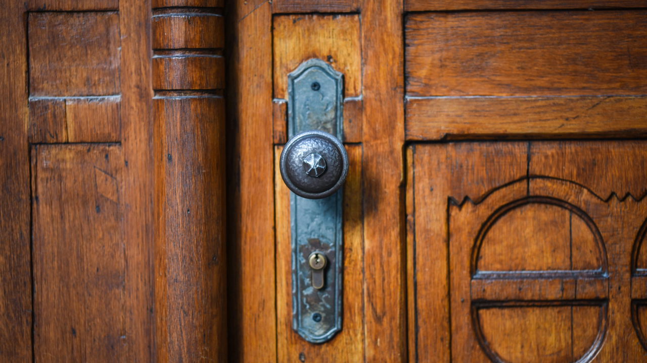 Sonhar que está preso em um lugar fechado costuma provocar sensações intensas e levantar questionamentos sobre o que essa vivência onírica representa